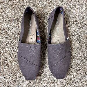 Toms Women's Classic Canvas Ankle-High Canvas Flat Shoe size 7.5